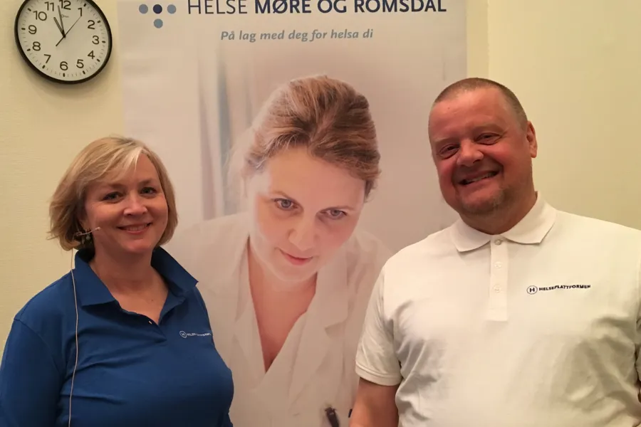 En gruppe mennesker som poserer for et bilde