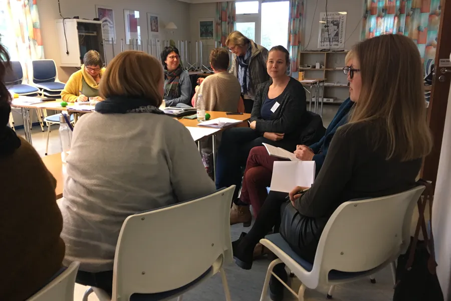 En gruppe mennesker som sitter i stoler