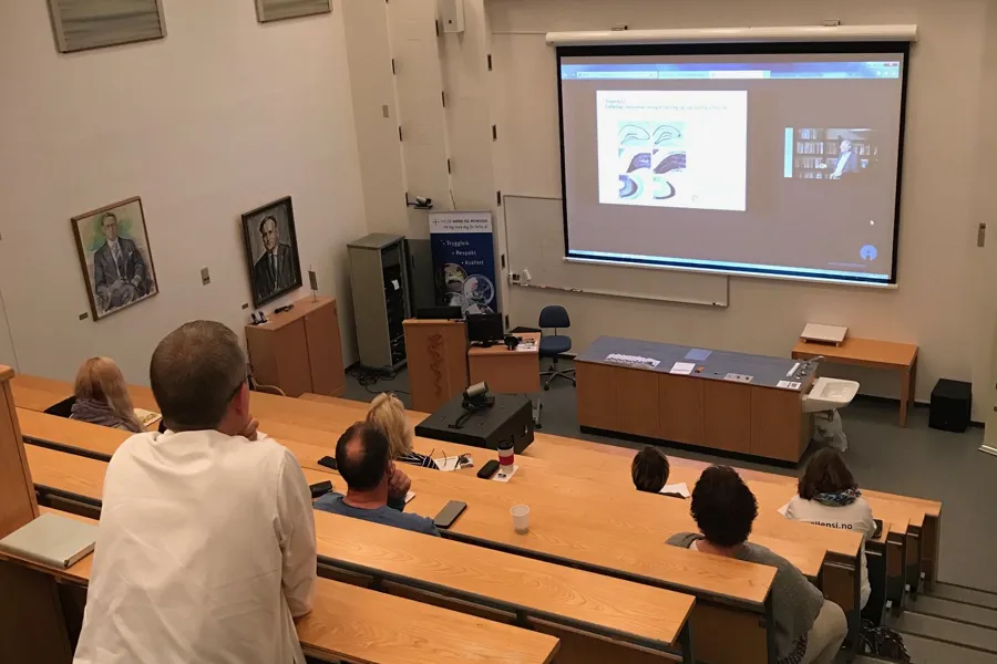 En gruppe mennesker i et klasserom