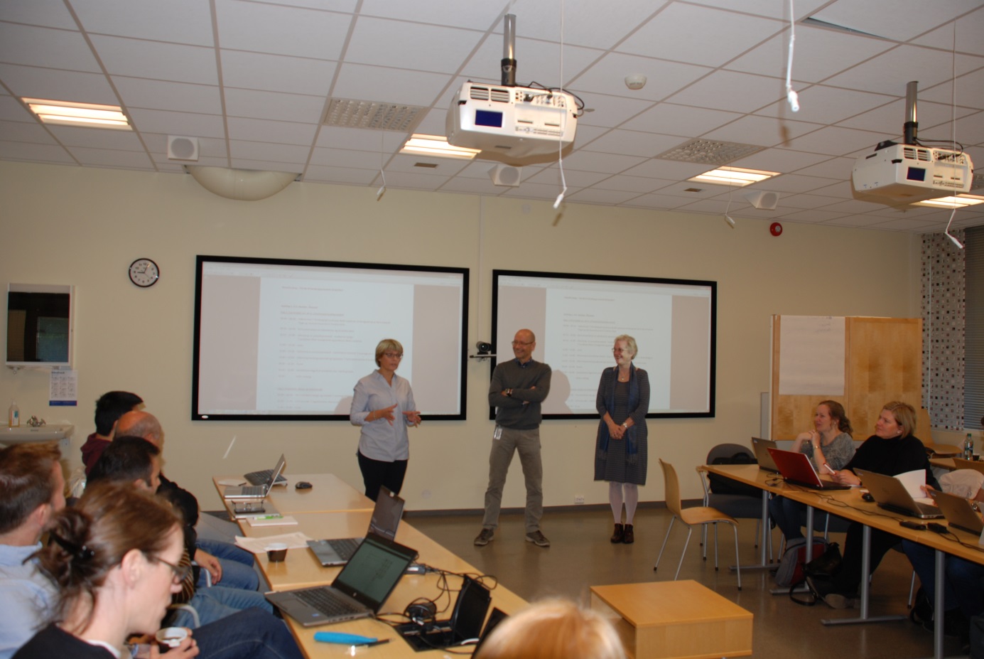 En gruppe mennesker i et klasserom