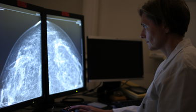 Solveig Roth Hoff tyder mammografibilete