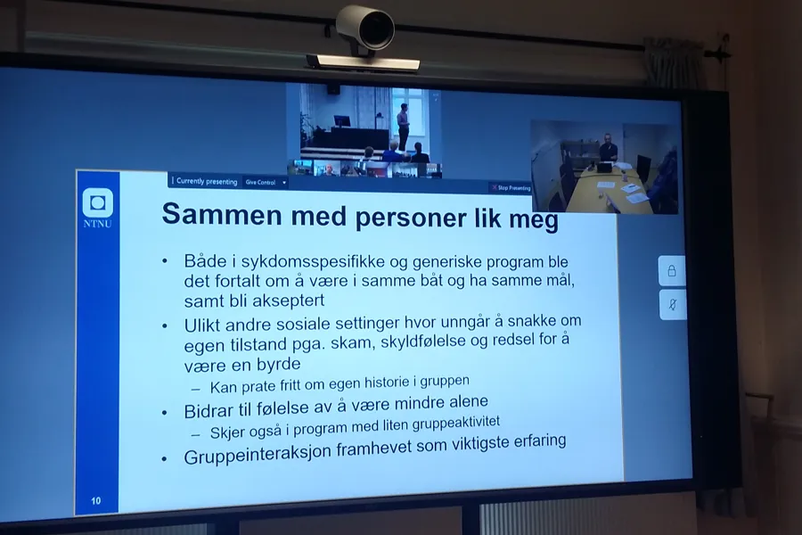En skjerm med blå bakgrunn