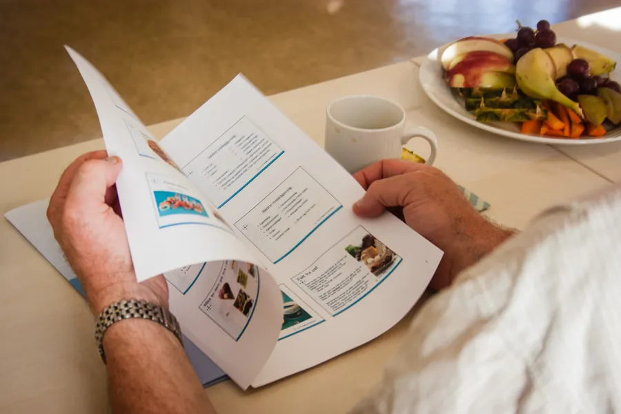 Hender som held i ein brosjyre