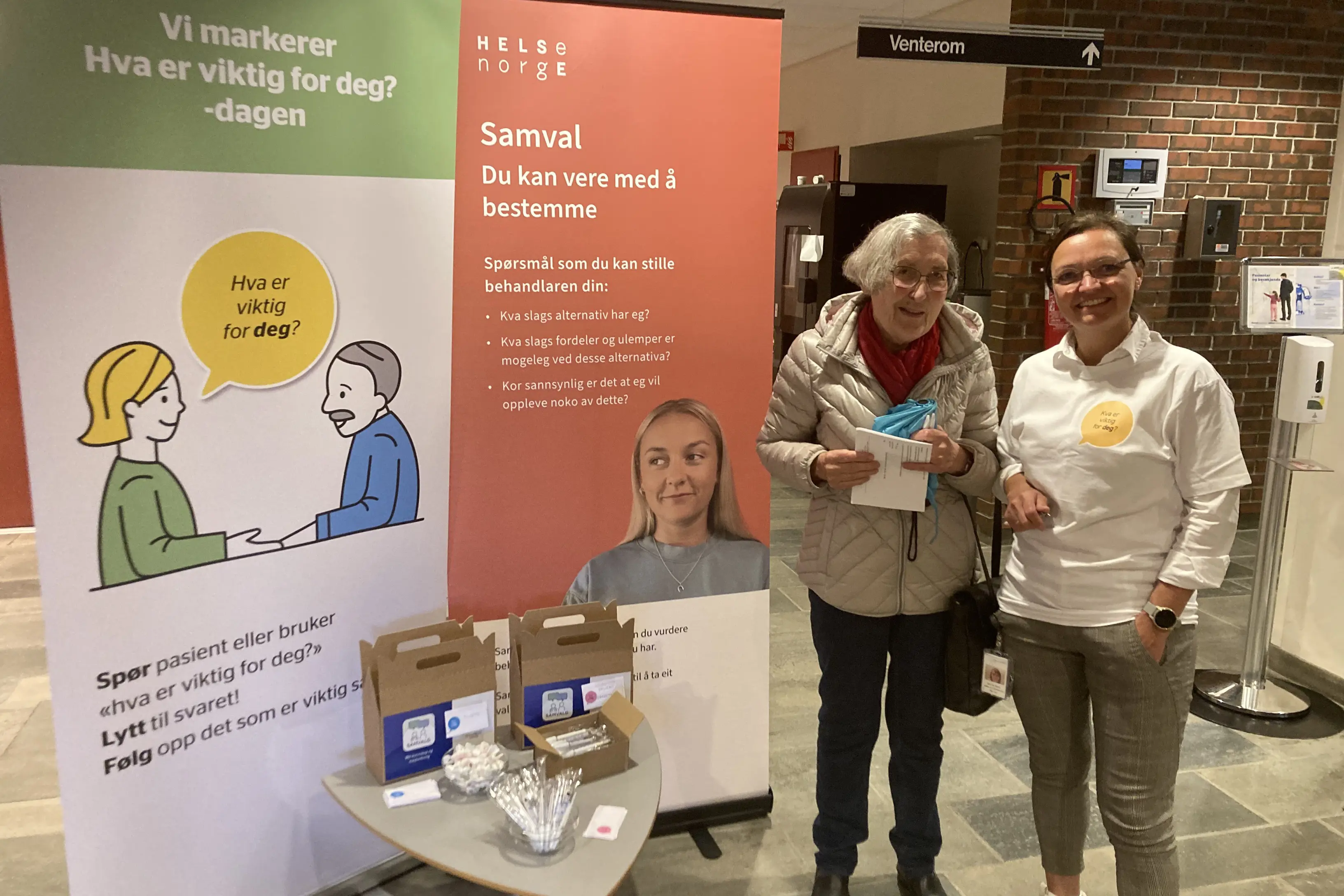 Smittevernrådgivar Unni Skare i samtale med innbyggar om kva som er viktig for henne ved Volda sjukehus