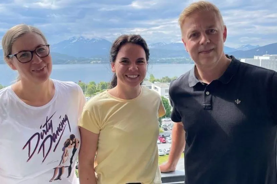 En gruppe mennesker som poserer for et bilde