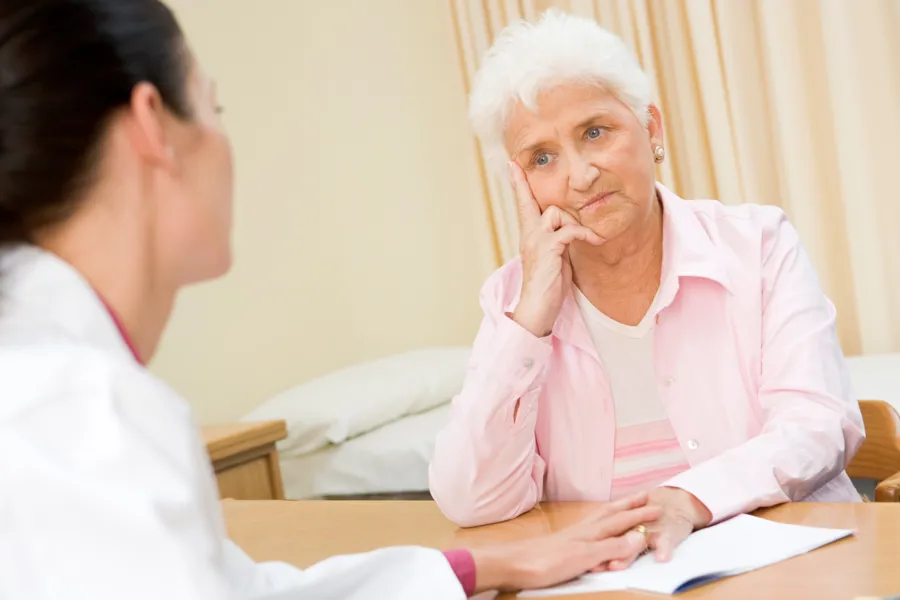 Kvinne snakker med behandler