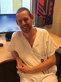 En mann i hvit skjorte