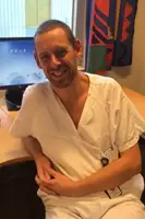 En mann i hvit skjorte