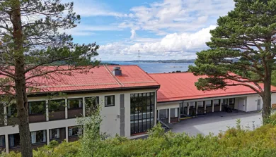 På oppsida av Aure rehabiliteringssenter med sjøutsikt.