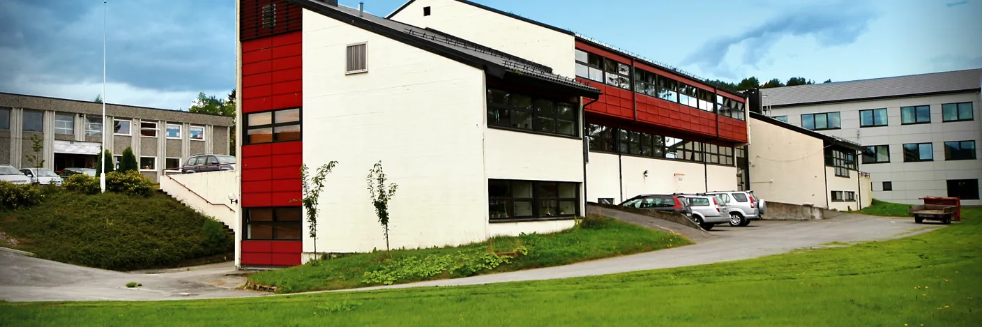 En bygning med parkeringsplass