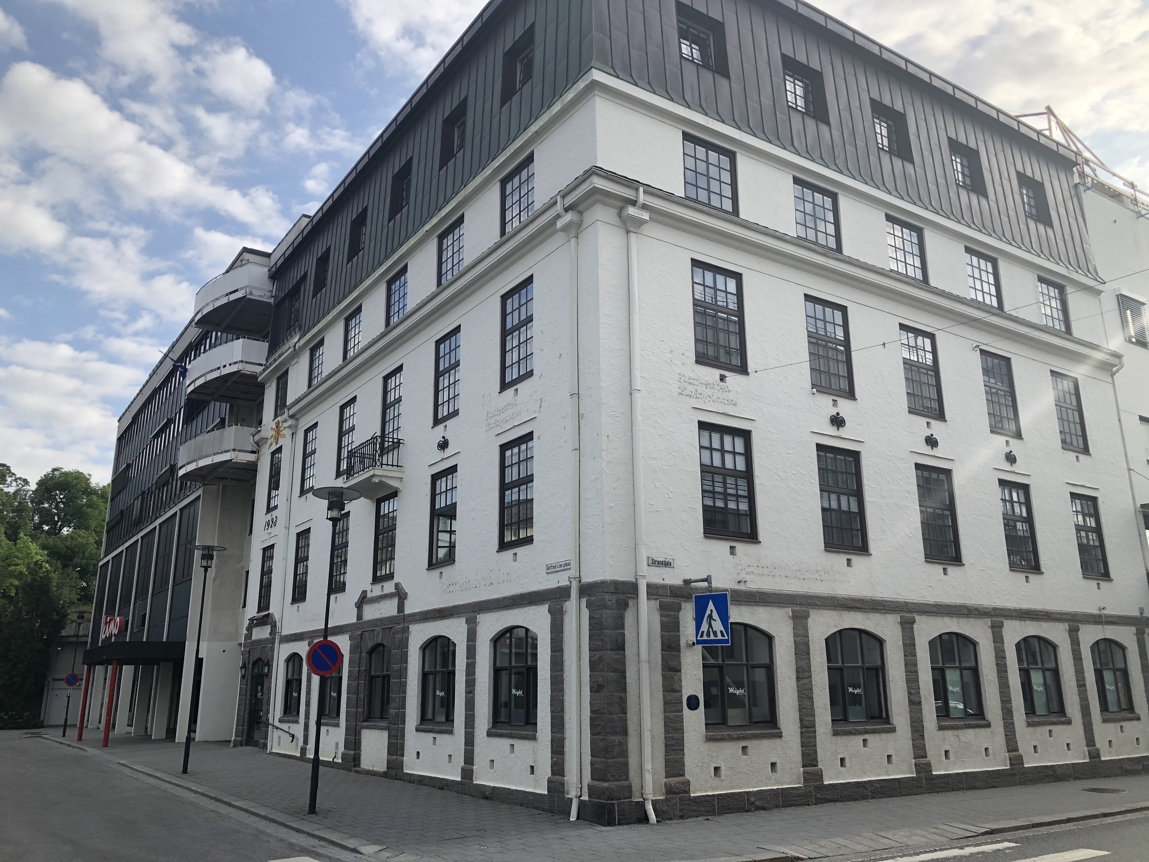 En stor hvit bygning