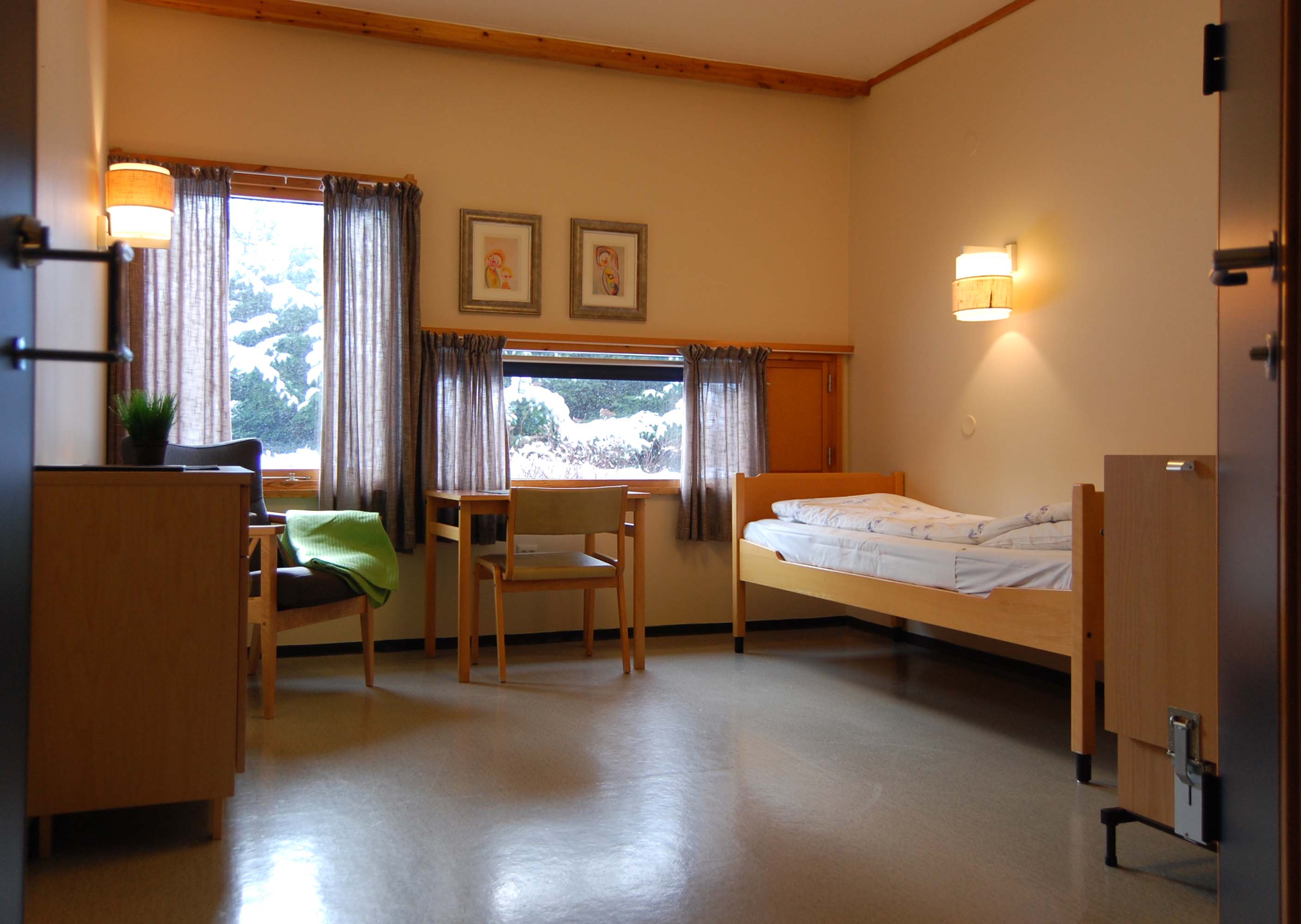 Eit av våre pasientrom. Romma er og utstyrt med eige bad og wc.