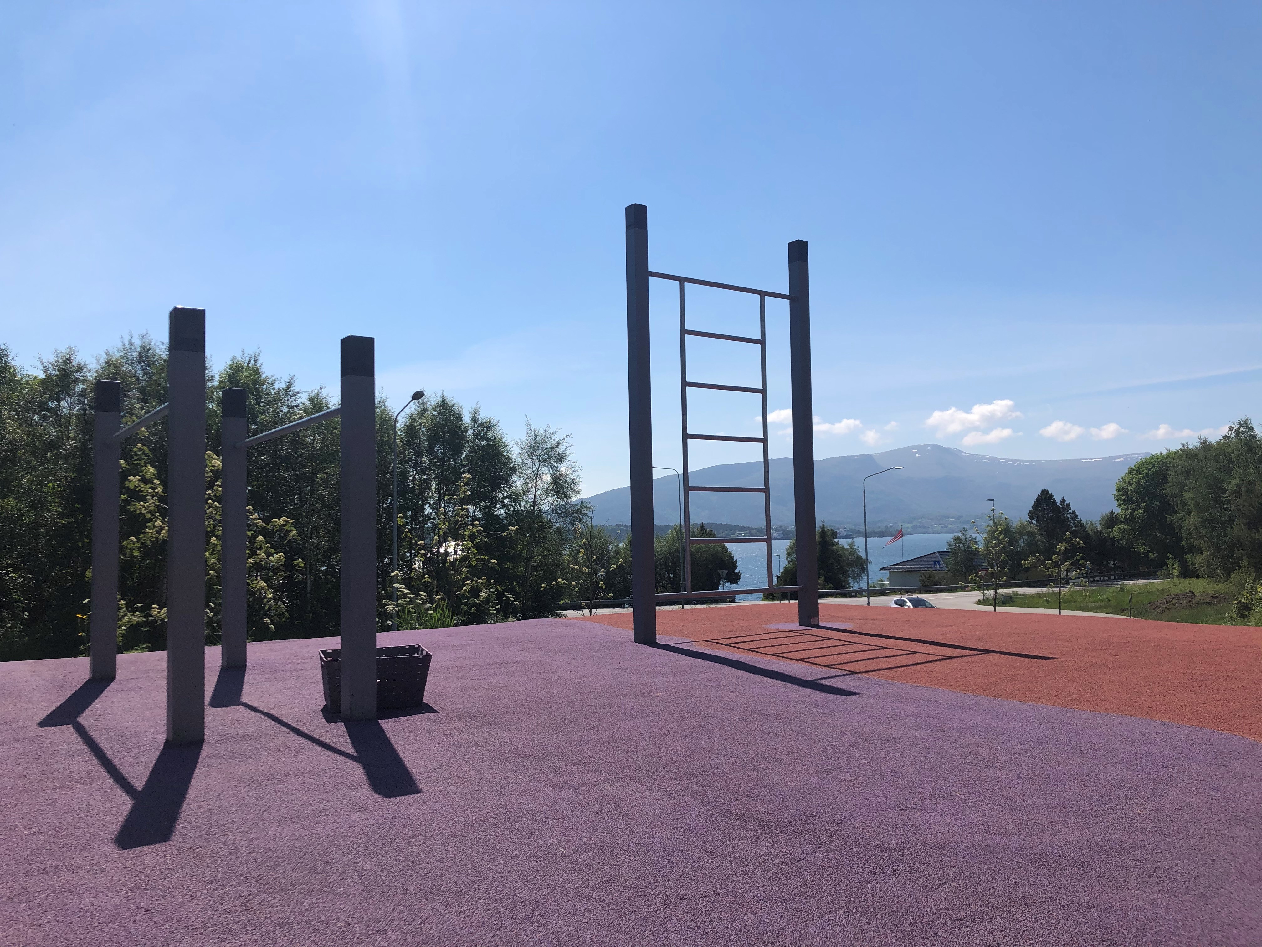 Utandørs treningspark ved sjukehuset