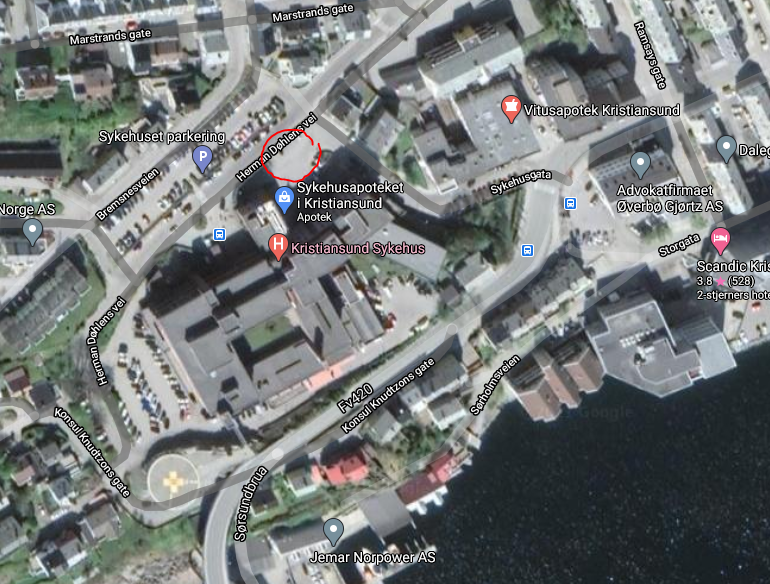 Kart over sjukehusområdet i Kristiansund. Ladestasjonar merka med raud sirkel