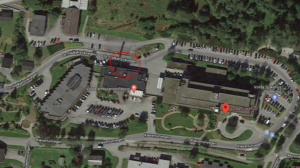 Kart over sjukehusområdet i Volda. Ladestasjonar merka med raud sirkel