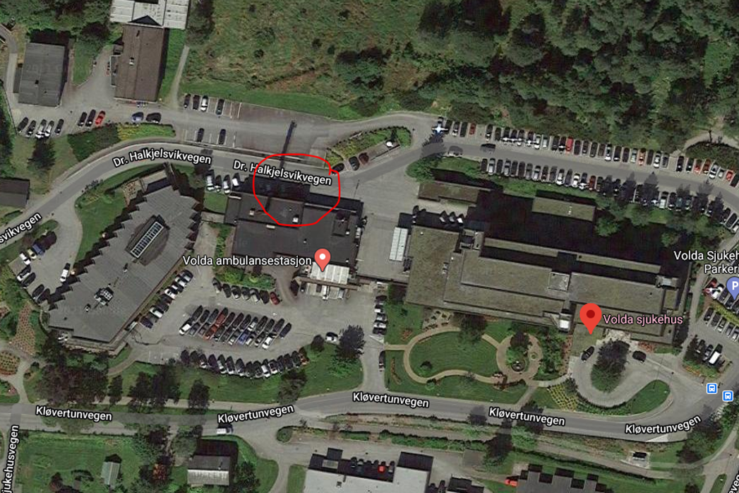 Kart over sjukehusområdet i Volda. Ladestasjonar merka med raud sirkel