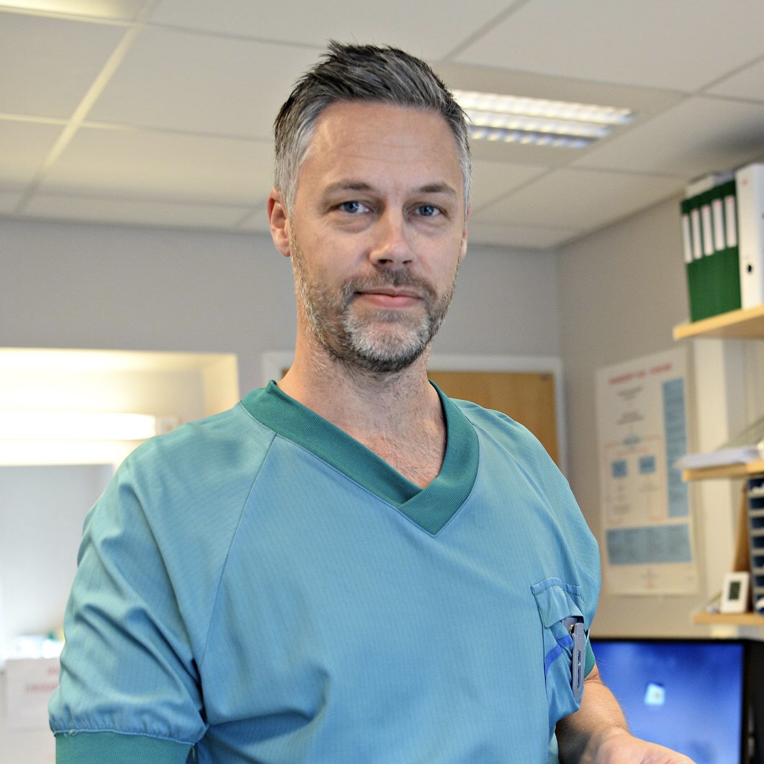 En mann i blå skjorte