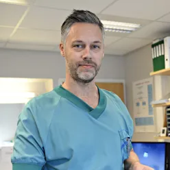 En mann i blå skjorte