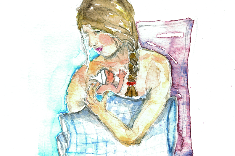 Eit lite barn som ligg hud mot hud med mor