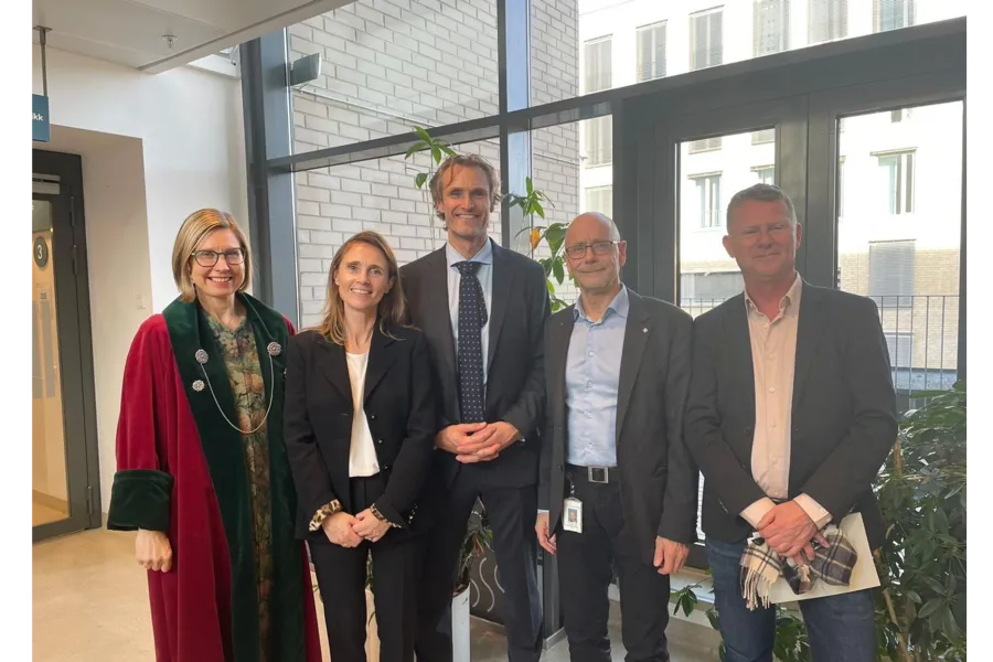 En gruppe mennesker som poserer for et bilde