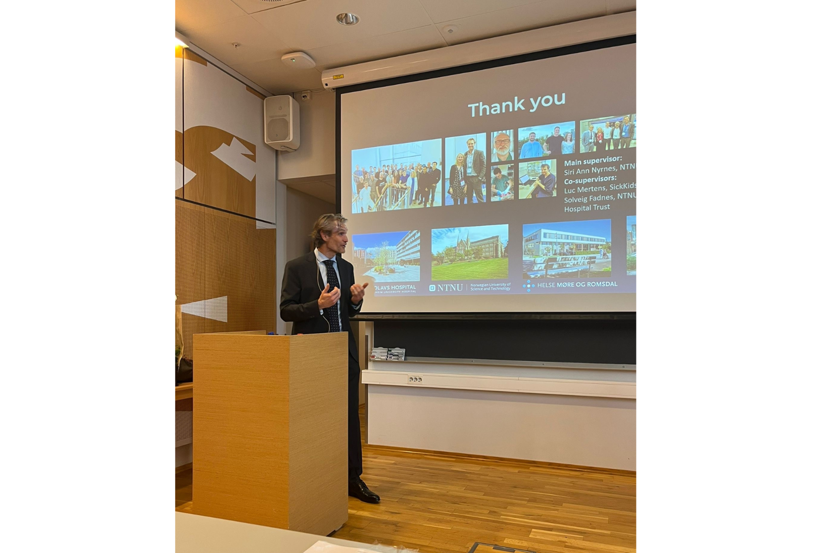 En mann holder en presentasjon