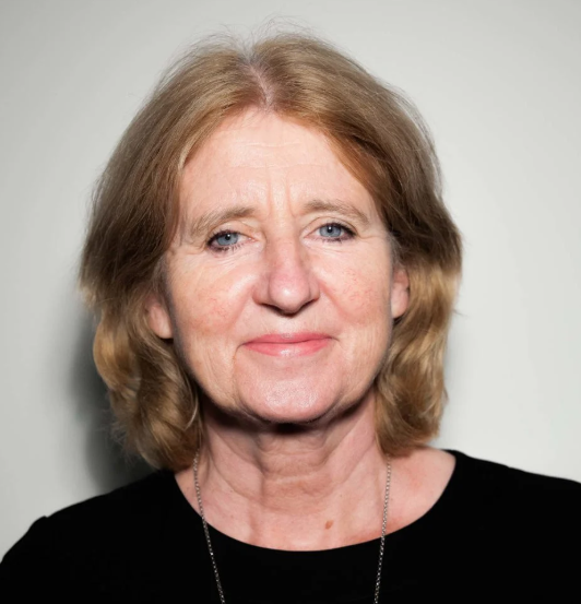 En person med blondt hår