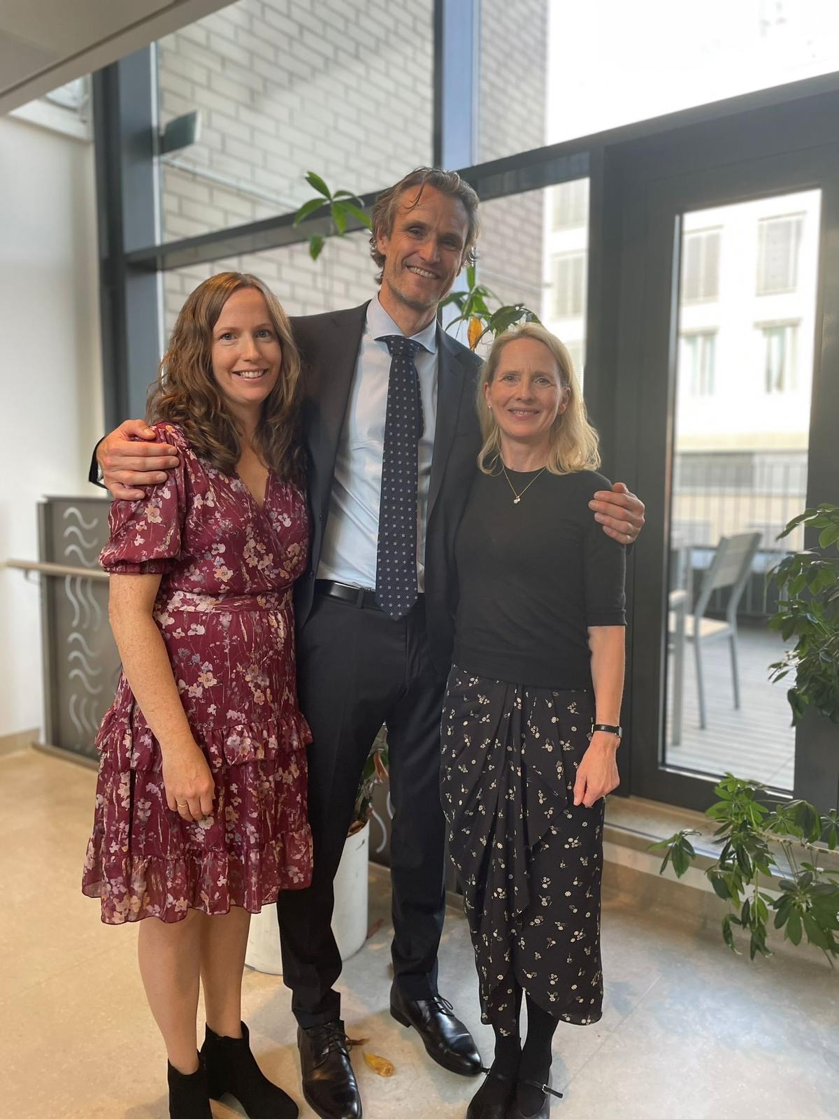 En gruppe mennesker som poserer for et bilde