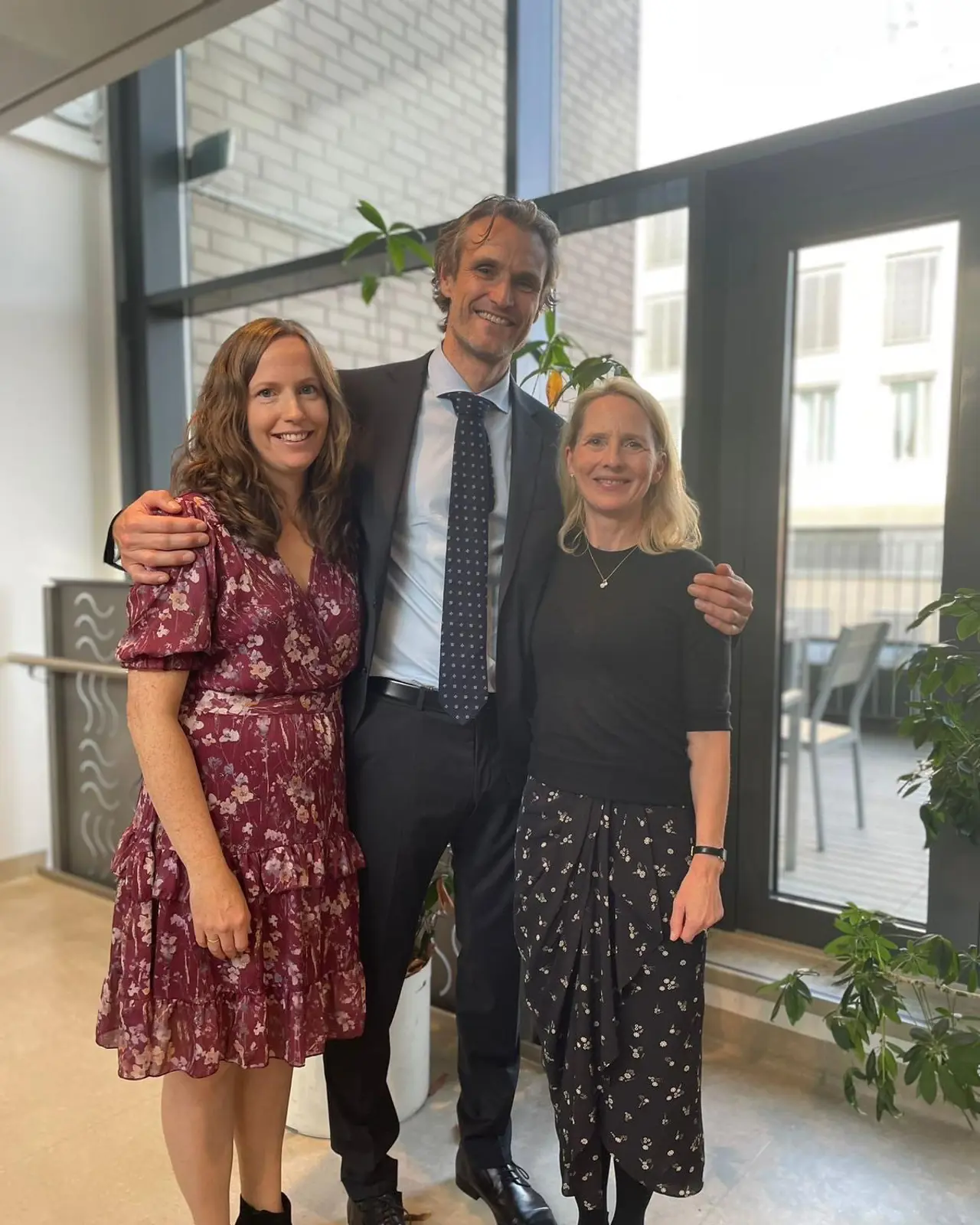 En gruppe mennesker som poserer for et bilde