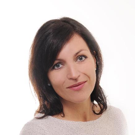 En kvinne med mørkt hår