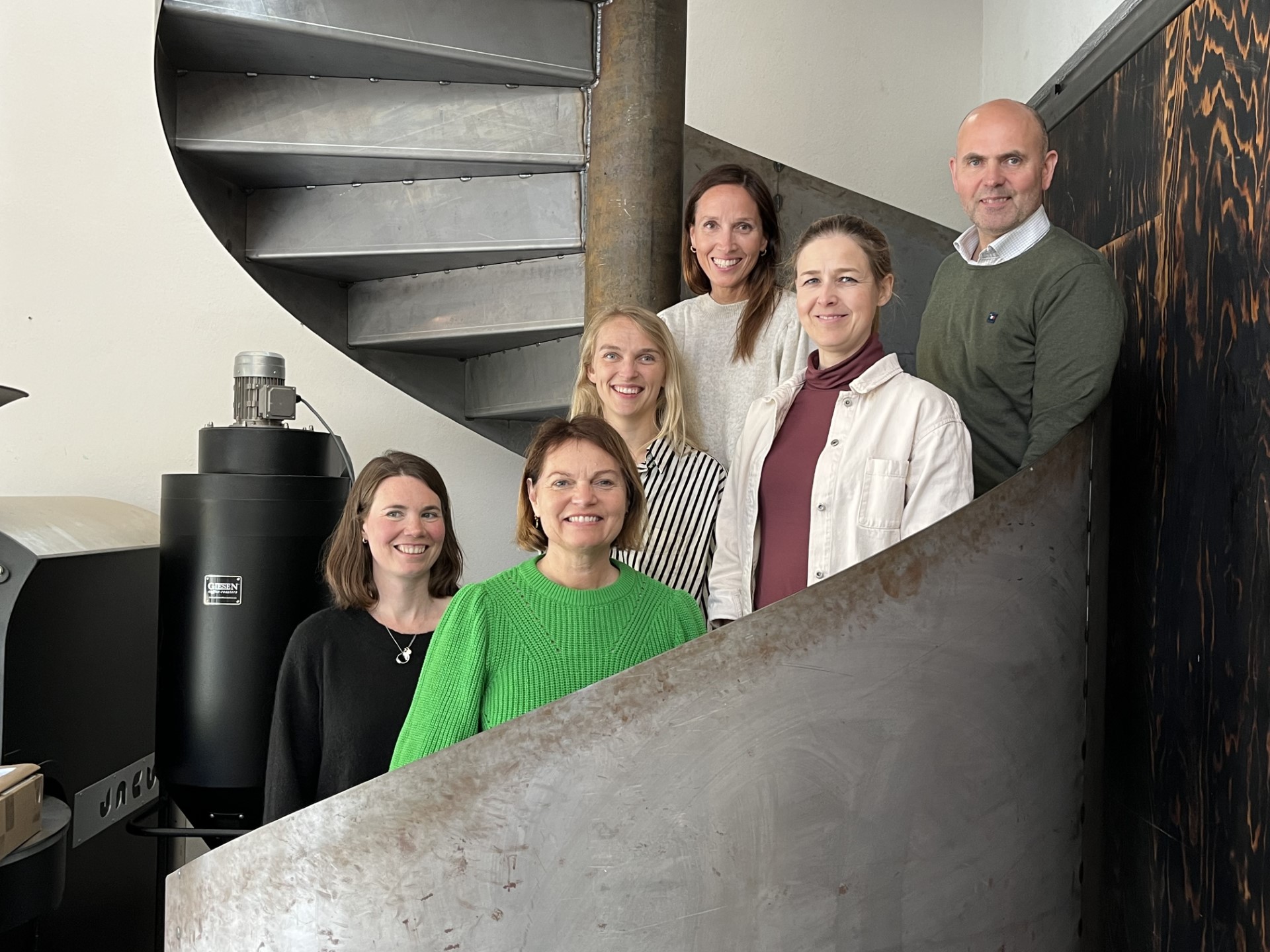 En gruppe mennesker som poserer for et bilde