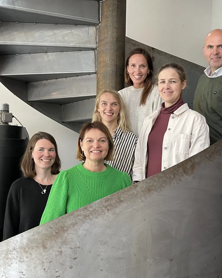 En gruppe mennesker som poserer for et bilde