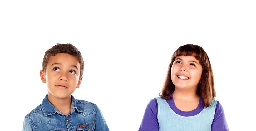 En gutt og jente som smiler
