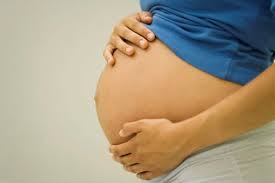 En person som holder magen