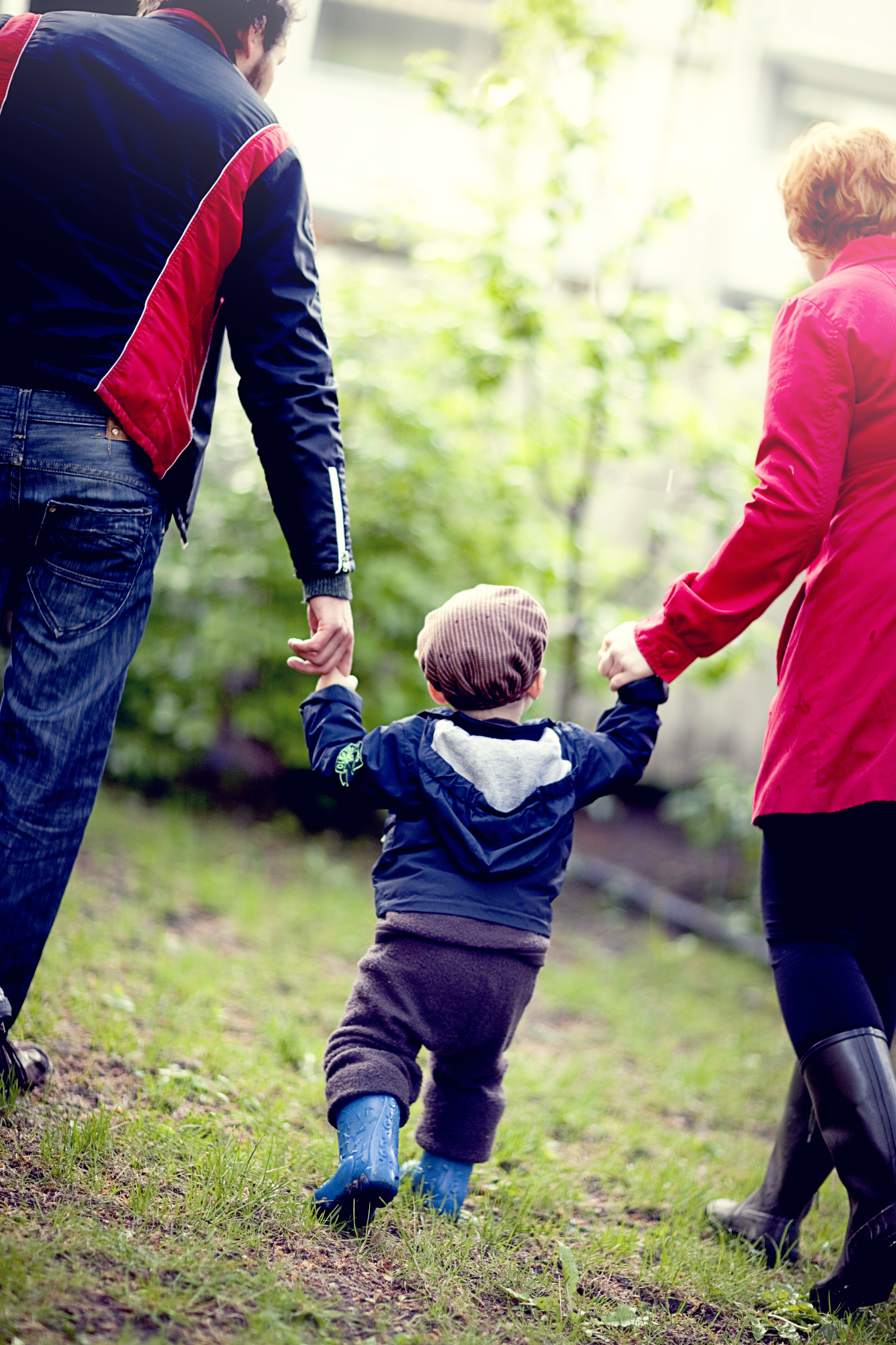 Far, mor og barn hand i hand