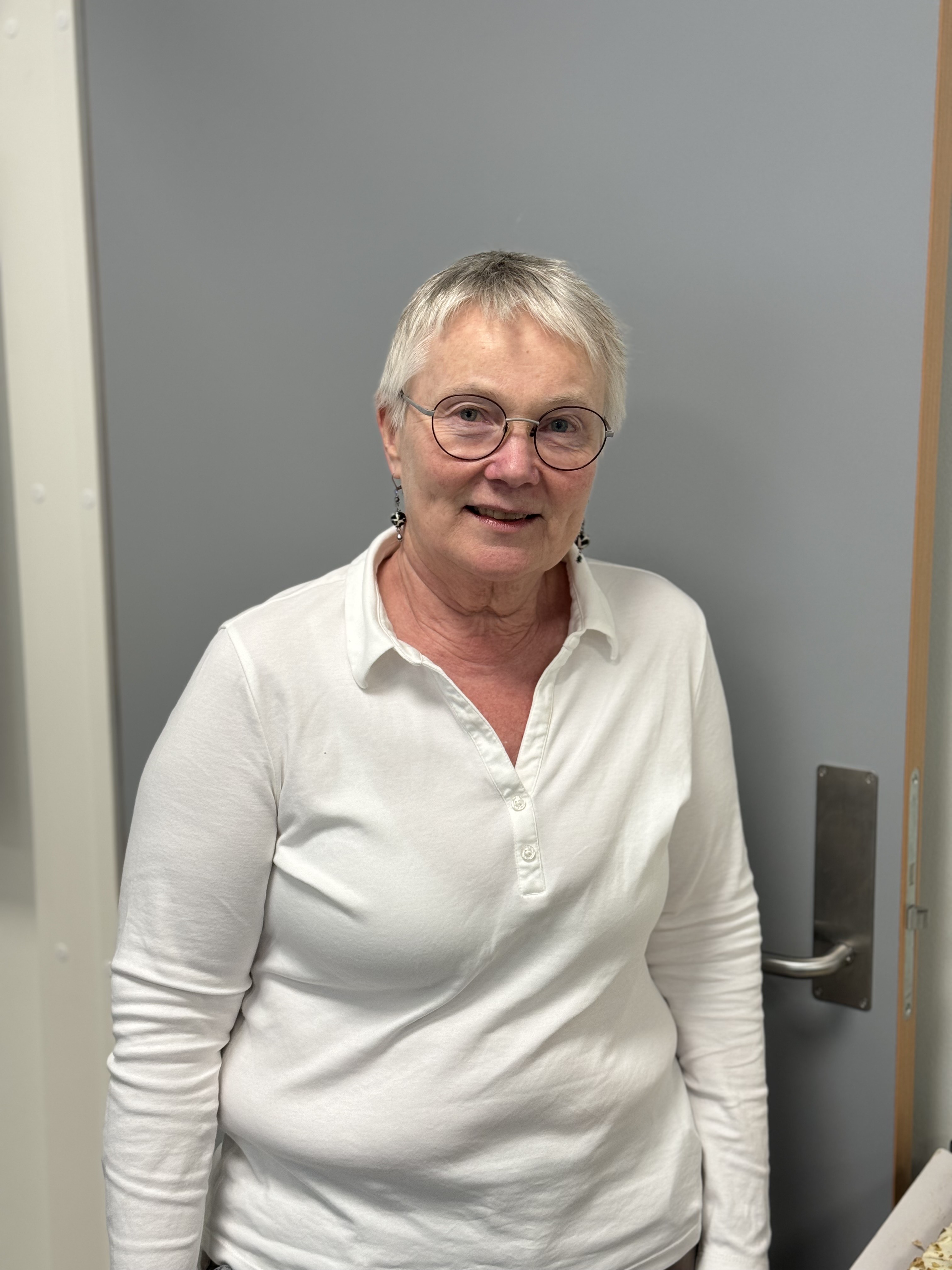 En person som bruker briller