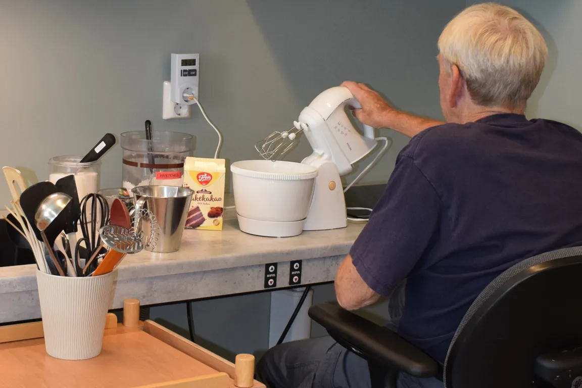 En mann som bruker en blender