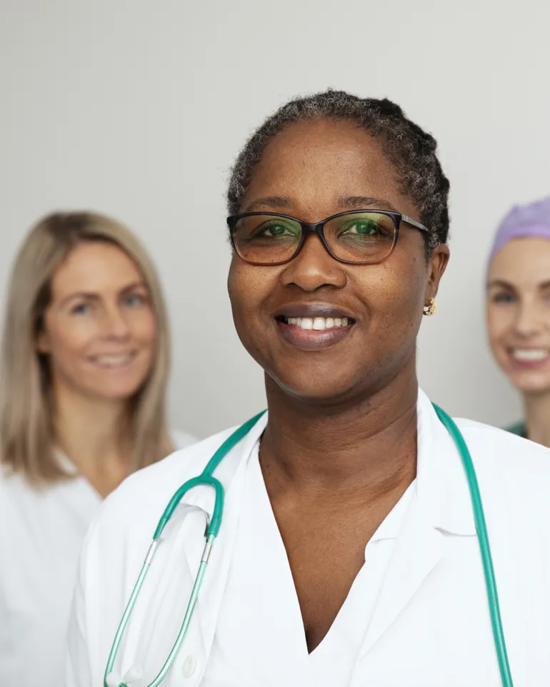 En gruppe mennesker som smiler