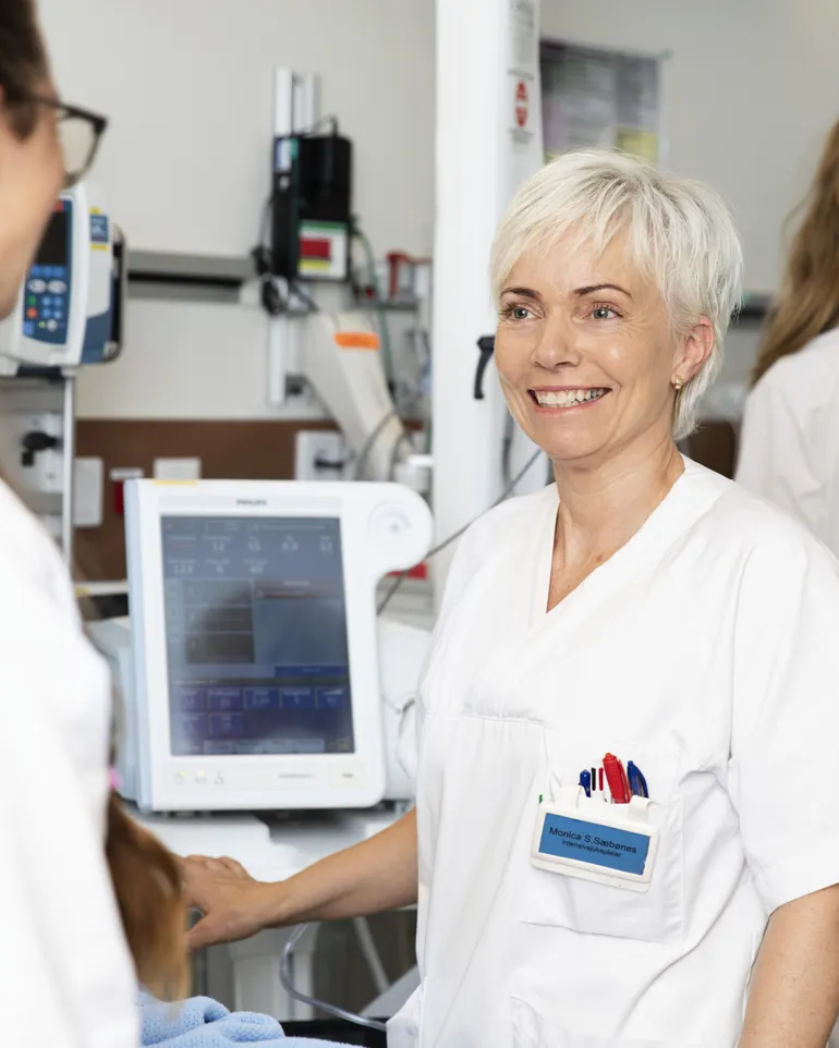 En person i hvit frakk