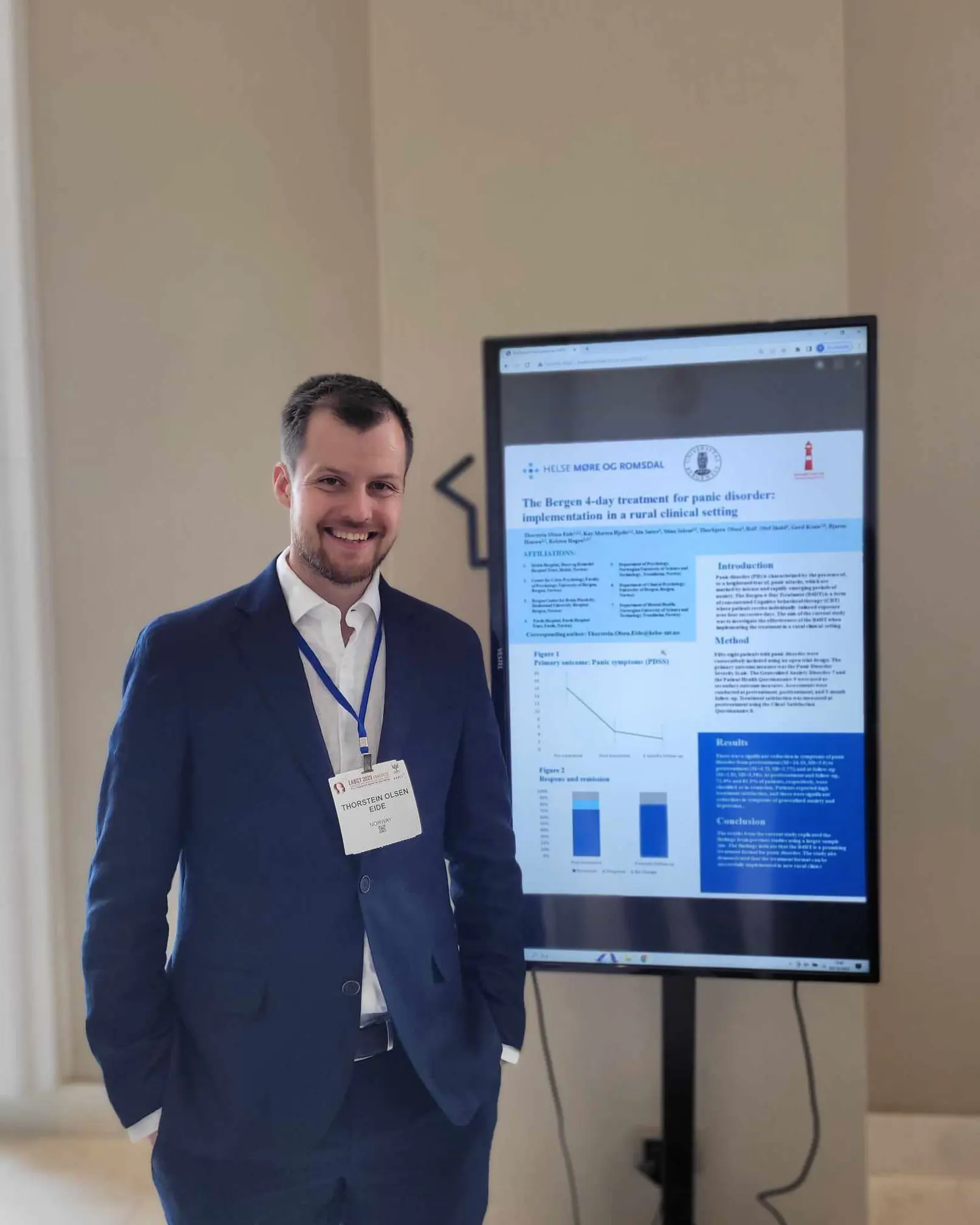 En mann som står foran en stor skjerm