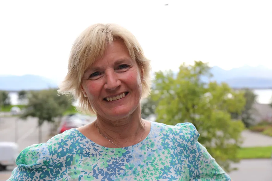 En person som smiler for kameraet