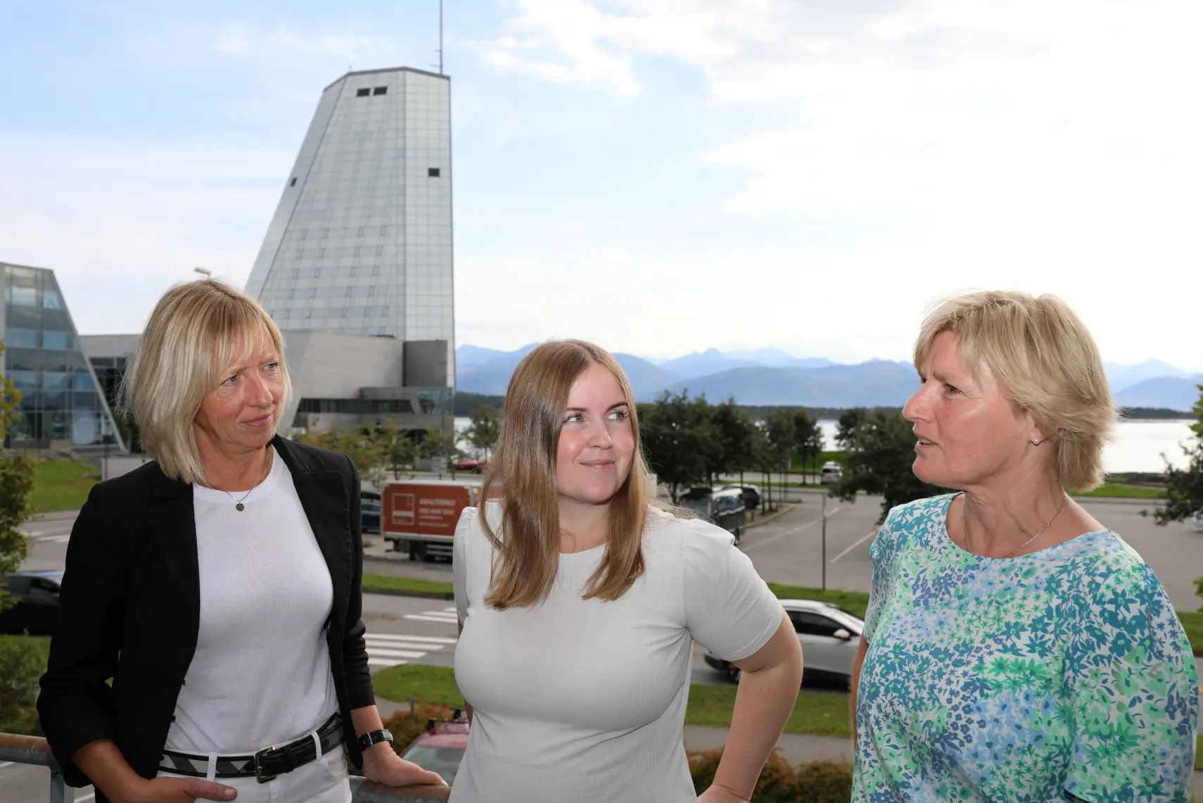 Noen få kvinner som står utenfor