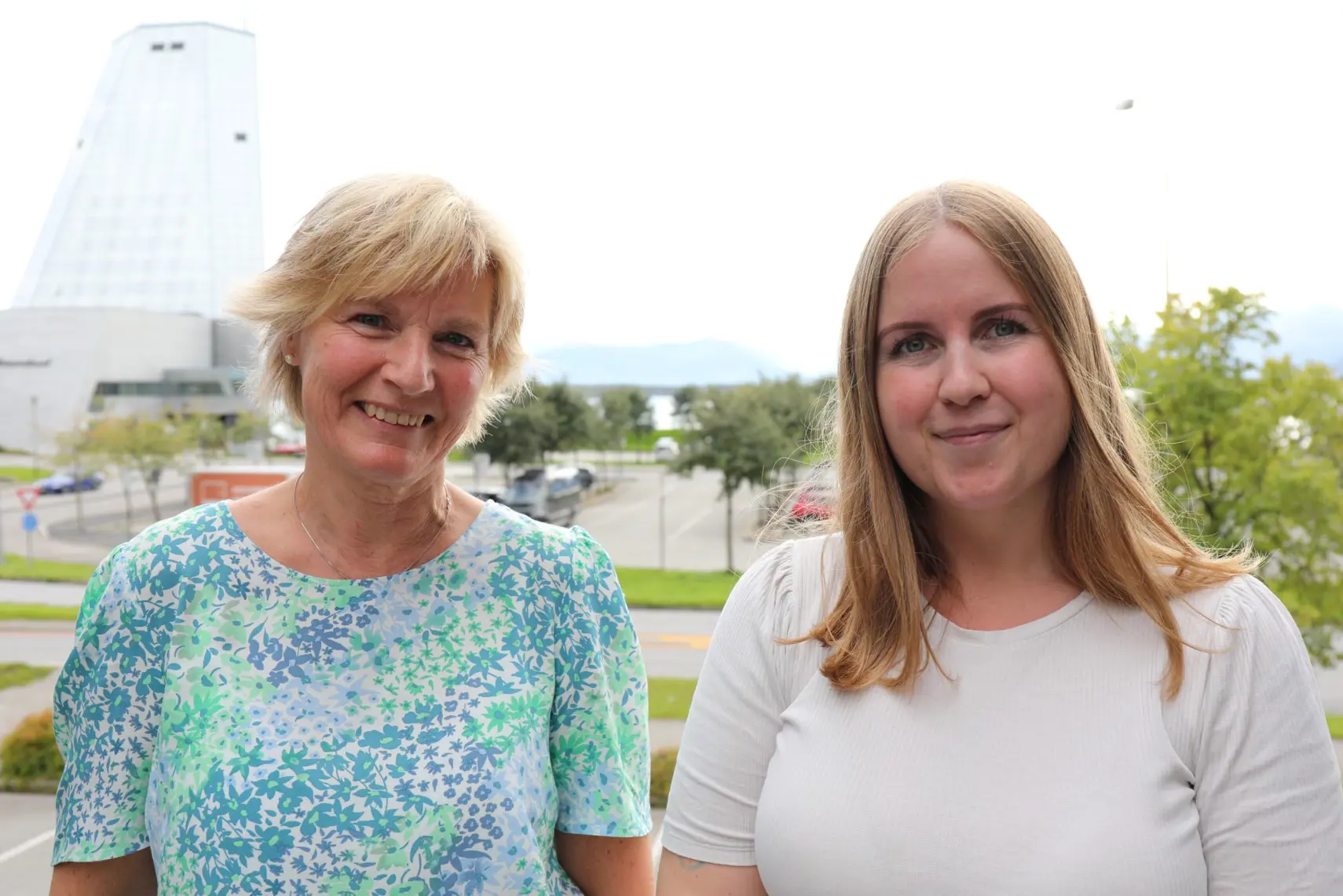 Et par kvinner smiler