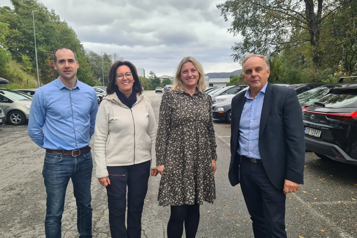 En gruppe mennesker som poserer for et bilde