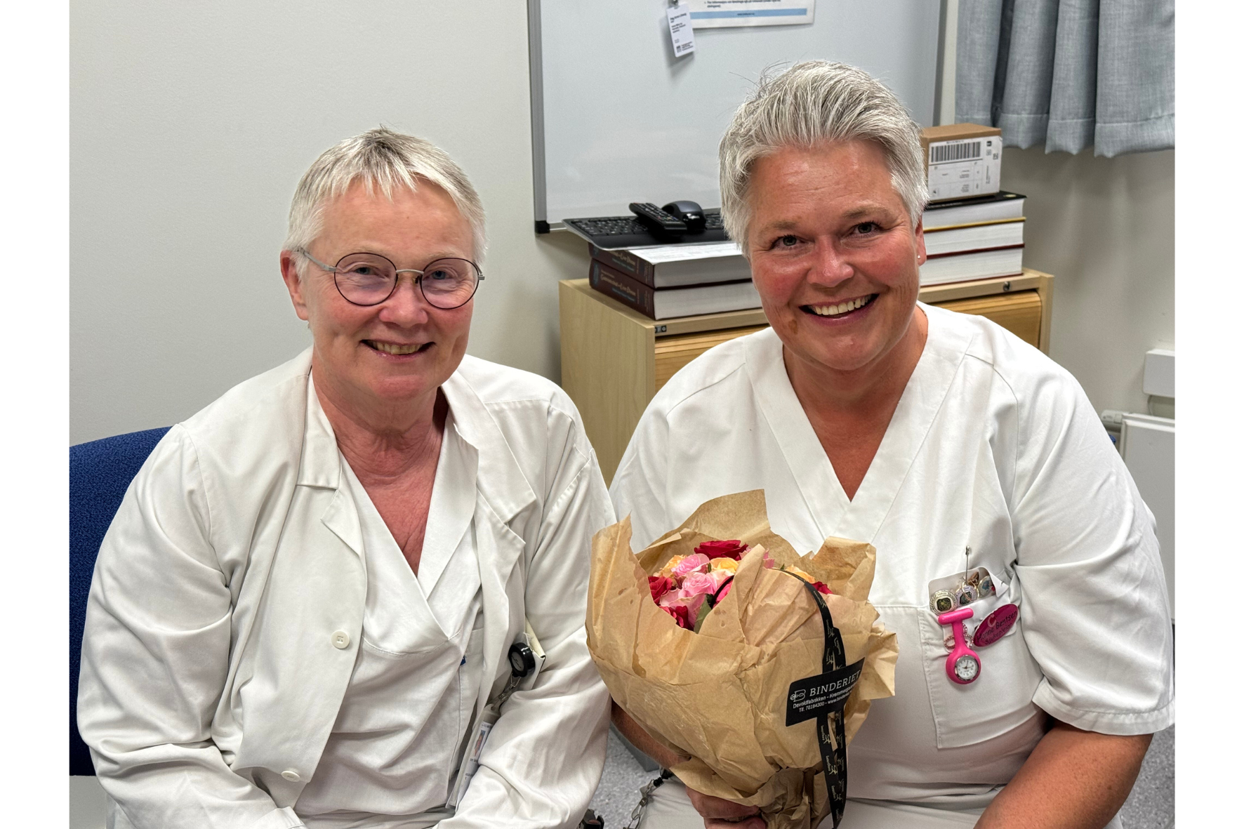 Et par kvinner som smiler