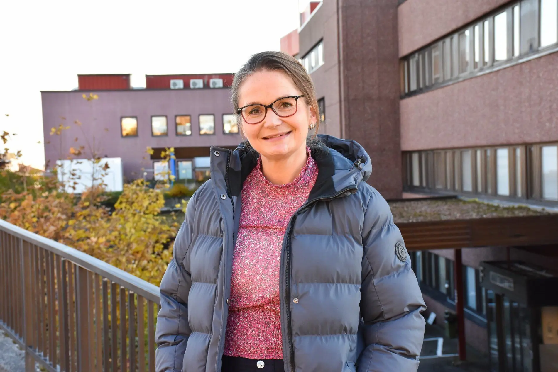 En person som bruker briller