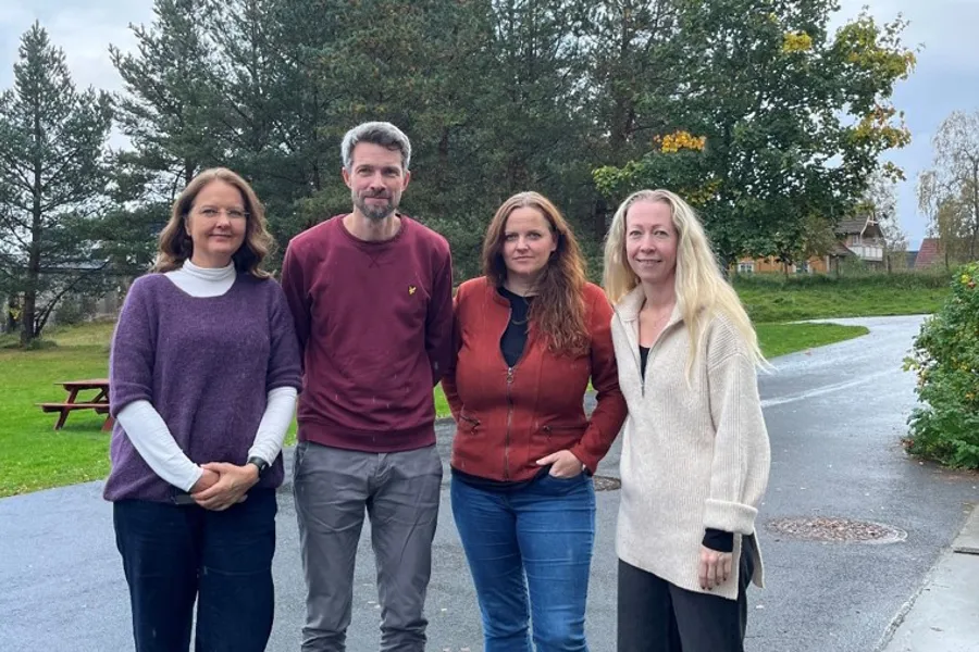 En gruppe mennesker som poserer for et bilde