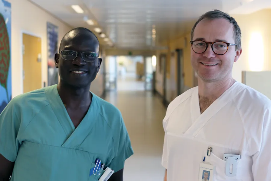 Et par menn som smiler