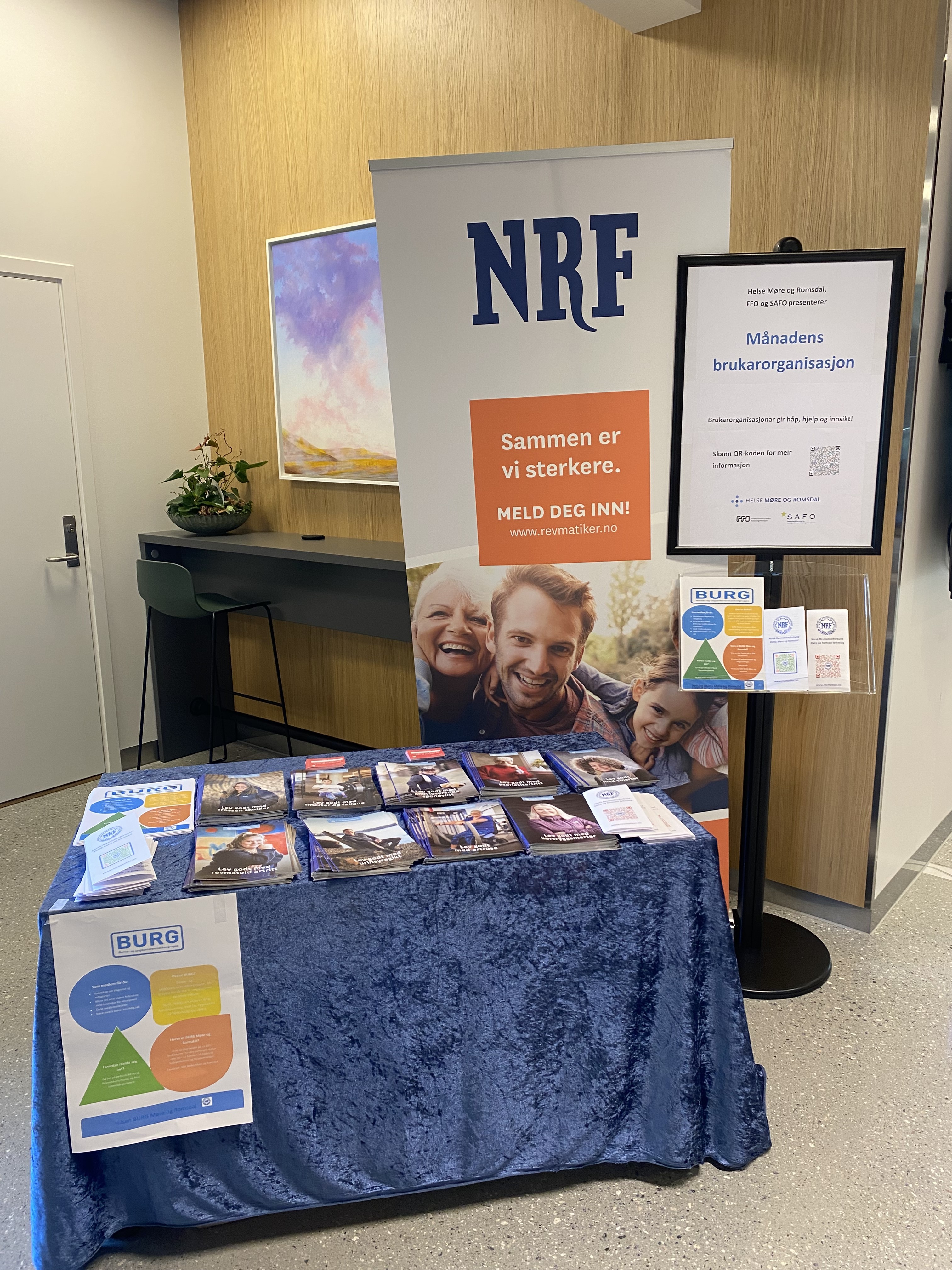 Et bord med et skilt og et par menn på