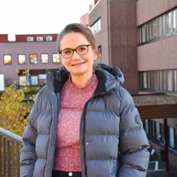 En person som bruker briller