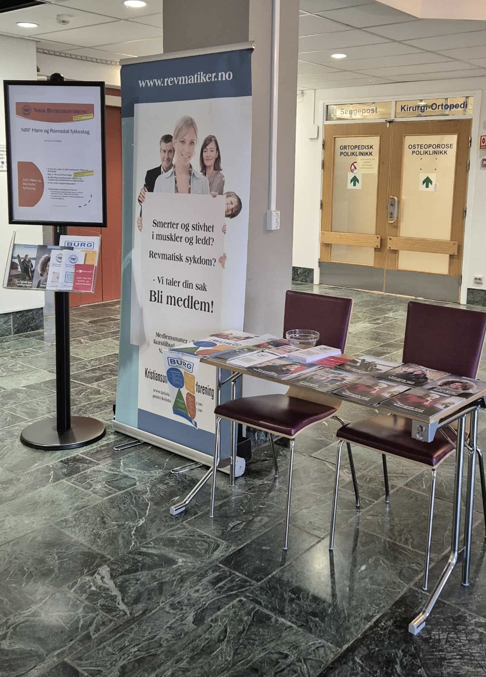 Et rom med bord og stoler